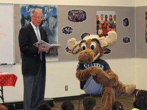 Federal Way Mayor Skip Priest and the Mariner Moose celebrate summer readers